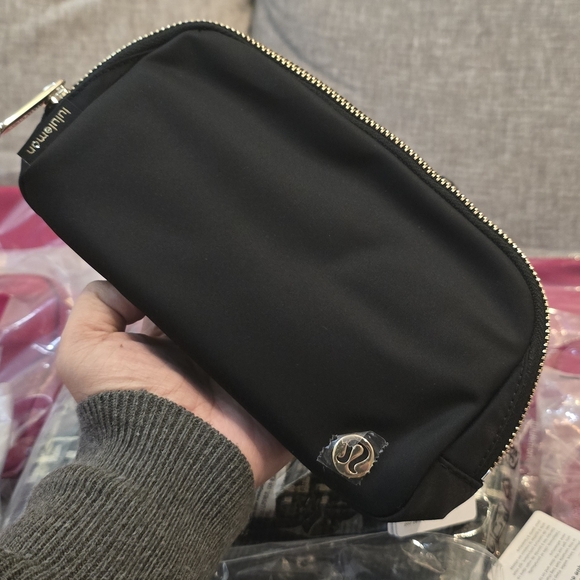 New Lululemon Black Metallic Belt Bag 1L - Picture 8 of 11